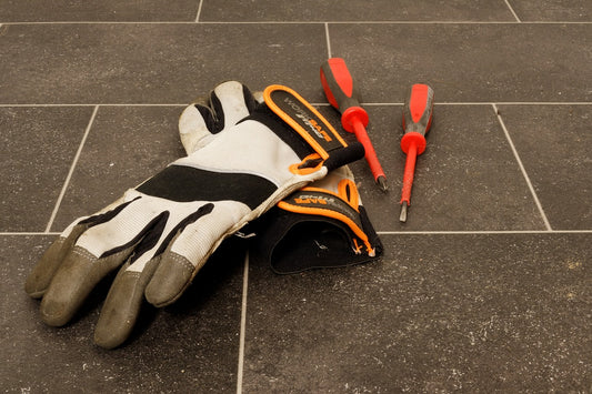 A guide for employers: Choosing the right gloves to protect skin